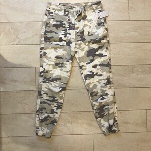 Women’s XS camouflage, tapered ankles pants